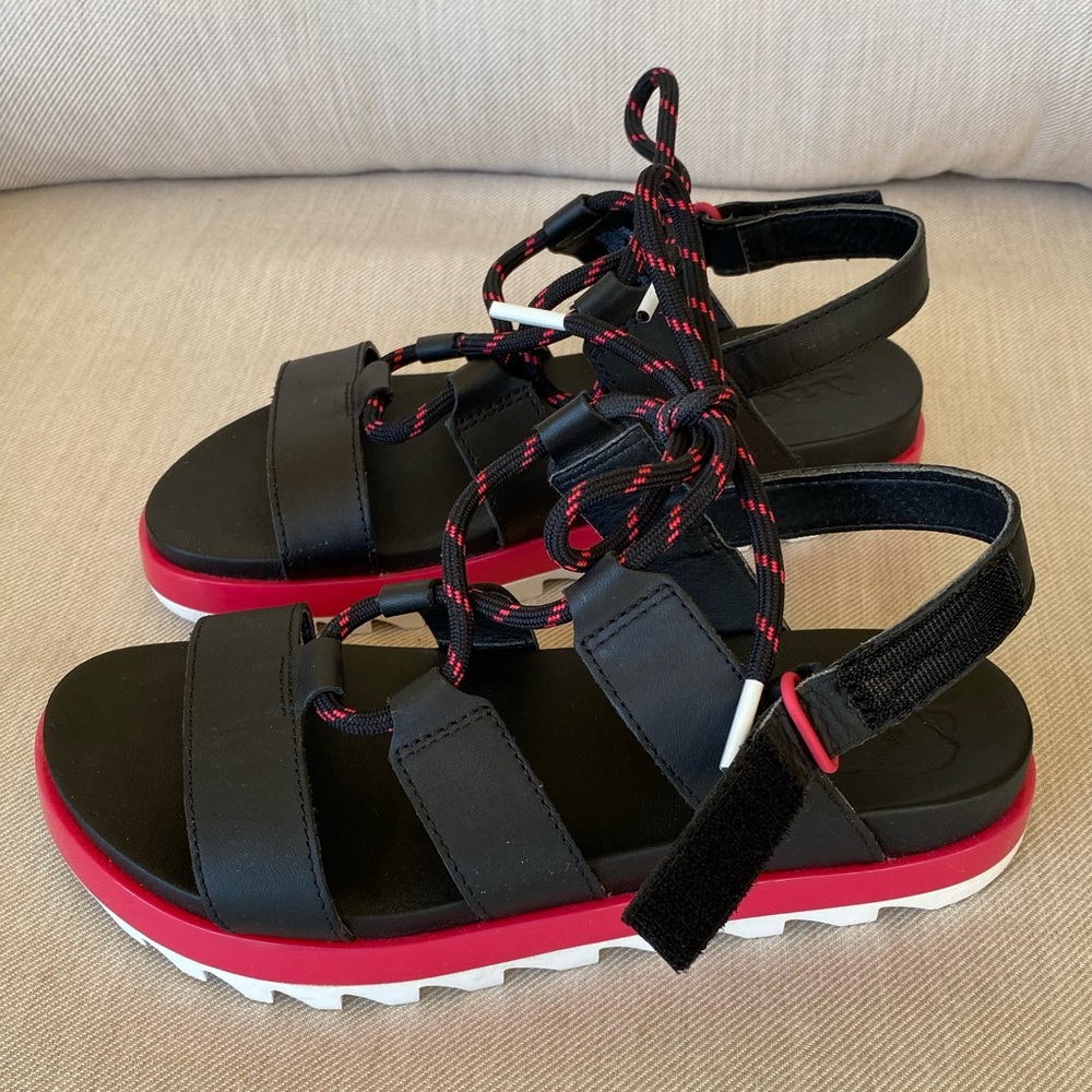WORN ONCE Sorel “Roaming Lace” ladies sandals in Black/Punch Pink, size 6-1/2